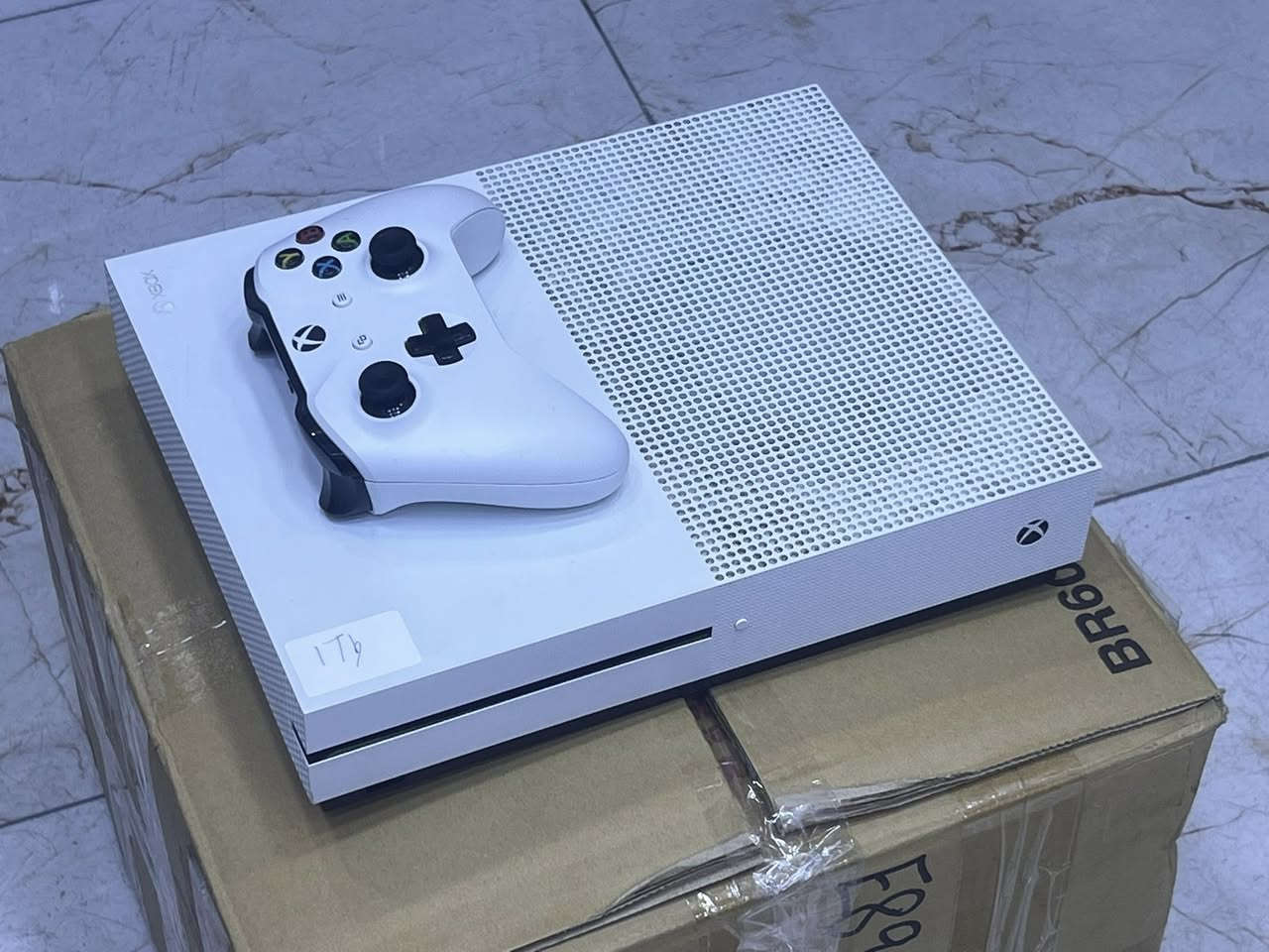 اسعار 6/8 
➖➖➖➖➖➖➖➖
Hard ssd 500gb (100$)
Xbox 360 (110-120)
Xbox One fat (120)
Xbox One s 500gb/1tb (160-180)
Xbox Series x (680-720)
Ps2 (slim 50 - fat 65)
Ps3 (115-130)
Ps4 fat jailbreak (265-300)
Ps4 slim jailbreak (320-350)
Ps4 pro jailbreak (370)
Ps5 fat (650)
Ps5 slim (standard 750)
➖➖➖➖➖➖➖
المهكر يجي كامل ملحقات ونظافة مع تنزيل الالعاب حسب 
الطلب
✅كل الاجهزة تجي ضمان حقيقي عالوصل✅
🚛توصيل لكل محافظات موجود الطلب يصلك خلال يومين او يوم حسب🚛
📍عنواني دهوك📍 
للحجز والاستفسار 
☎️***********☎️
