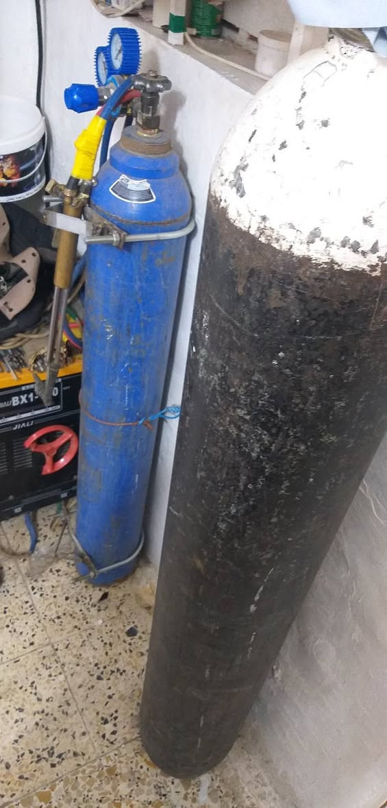 بطلين اوكسجين ياباني ومكينه لحيم ثقيله وكصوصه قديمه للبيع رقمي *********** عنوان بغداد
