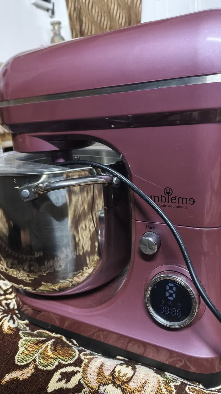 خلاط قائم احترافي Embleme EM11P2 ✅
‏
‏مستخدم مرة وحدة بس 👌
‏
‏سعة 11 لتر !  🫙
‏
‏شاشة رقمية 📟
‏
‏يجي 8 سرعات مختلفة ! 
‏
‏محرك قوي بقوة 2000 واط ⚡
‏
‏خطافات عجن مزدوجة ( دبل هوك) 
‏
‏سعر 175 وبيها مجال 💵
‏
‏مكاني شقق الخضراء📍
‏
‏*********** : 
‏
