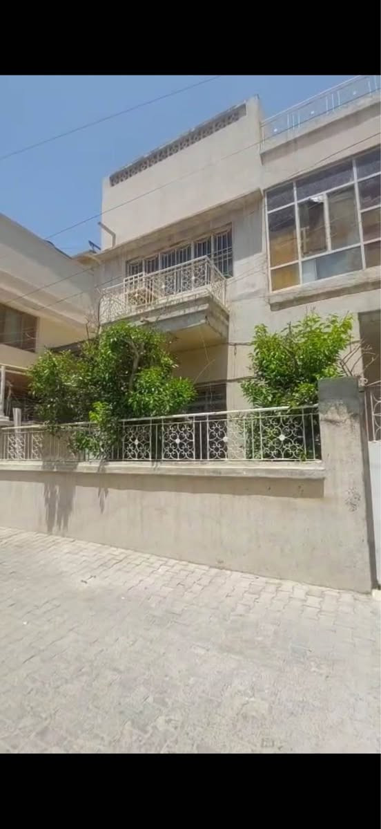 واجهة ١٠ متر نزال ٢٠ متر
يحتوي على ست غرف نوم مع صالة استقبال وصالة طعام وهول عدد ٢ مع مطبخ وثلاث حمامات
وحديقة  بداية المنزل + حديقة نهاية المنزل  
سعر المتر 7.5 مليون صافي قابل للتفاوض
الموقع الكاظمية / بداية شارع اكد / اول فرع يمين/ مقابل مول اكد داخل الفرع كما موضح بالتصوير
المراجعة مع محمد ***********
متوفر واتساب بغداد, العراق
