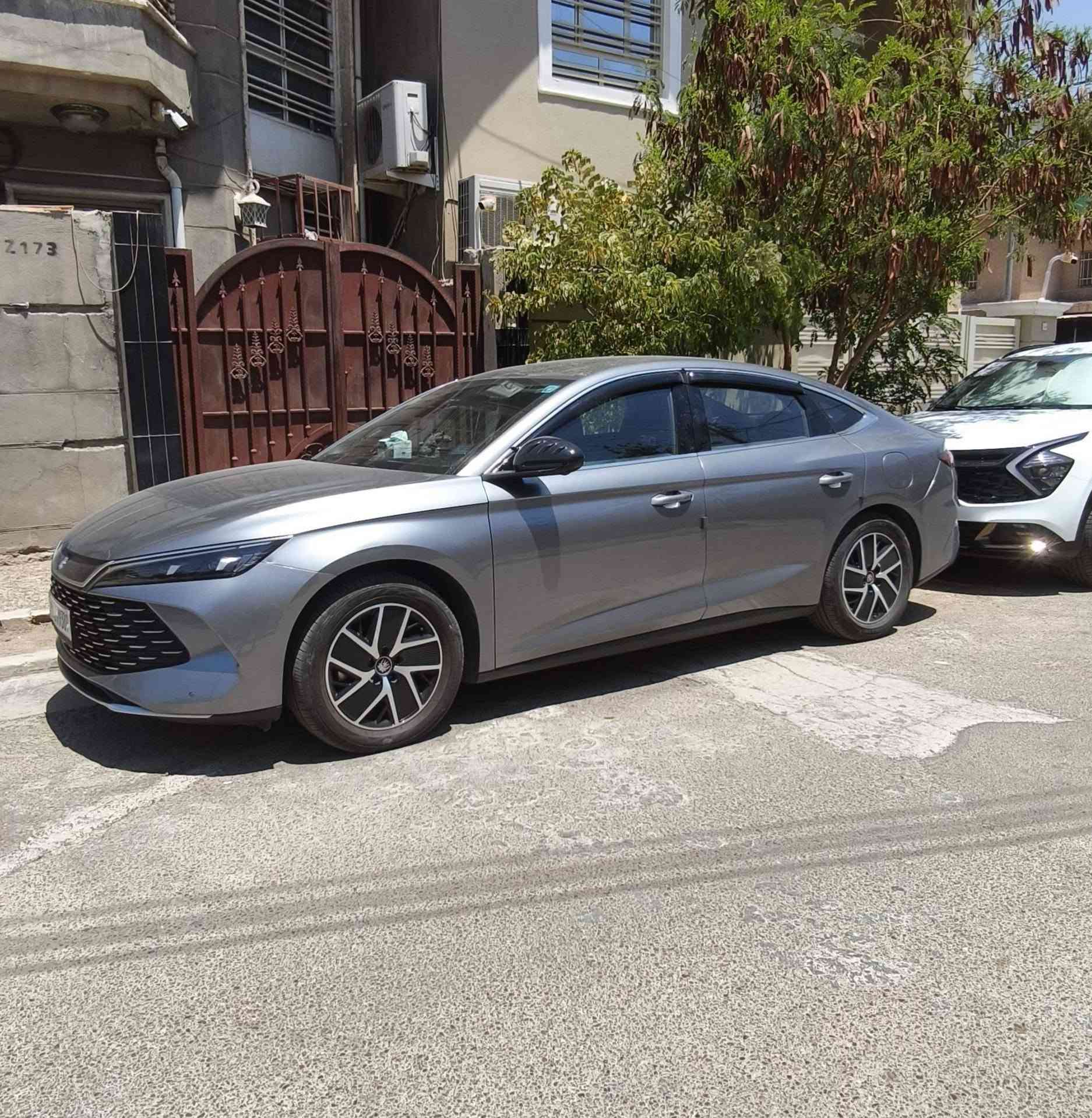 BYD QIN L
 للبيع موديل 2025 رقم بغداد نص مواصفات خمس كامرات بانوراما كرسي كهراباء بطارية 120 كيلو ماشية 15 الف كيلو مكانها بغداد مغلف البوراما PPF ضد الكسر والدشبول كذالك هم مغلف ضد الشخوط السعر 24 مليون 
 كل الصور والتفاصيل والسونر بالمنشور مذكورة 
للتفاصيل اكثر الاتصال بالرقم *********** واتساب او اتصال
