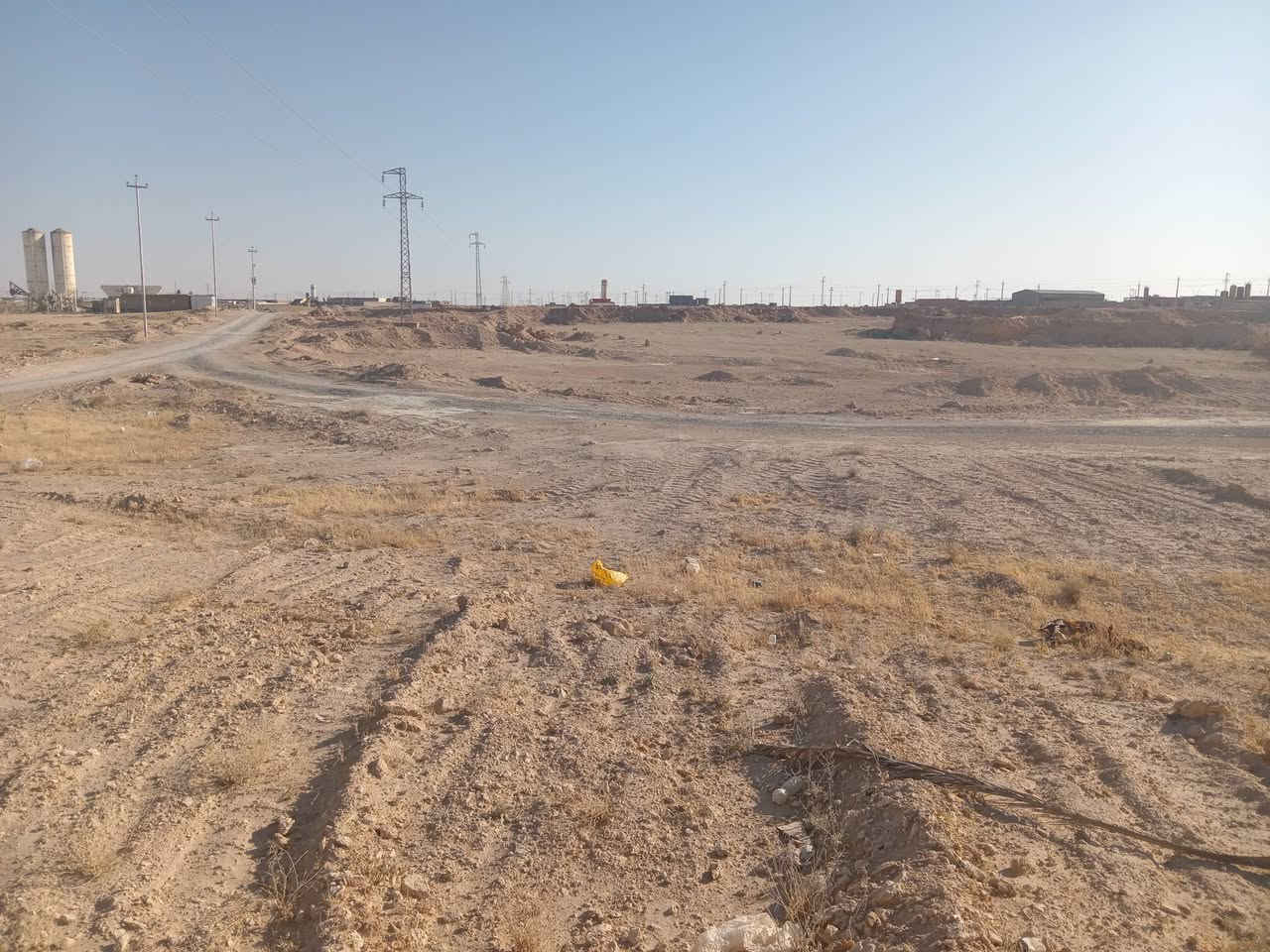 قطعه أرض غير طابو للبيع مكفوله من جميع العشائر حي النور بقرب معمل الخاثر والبلوك في حقلانيه خدمات واصله السعر 8 وبيها مجال حي سكني كامل الرقم ***********
