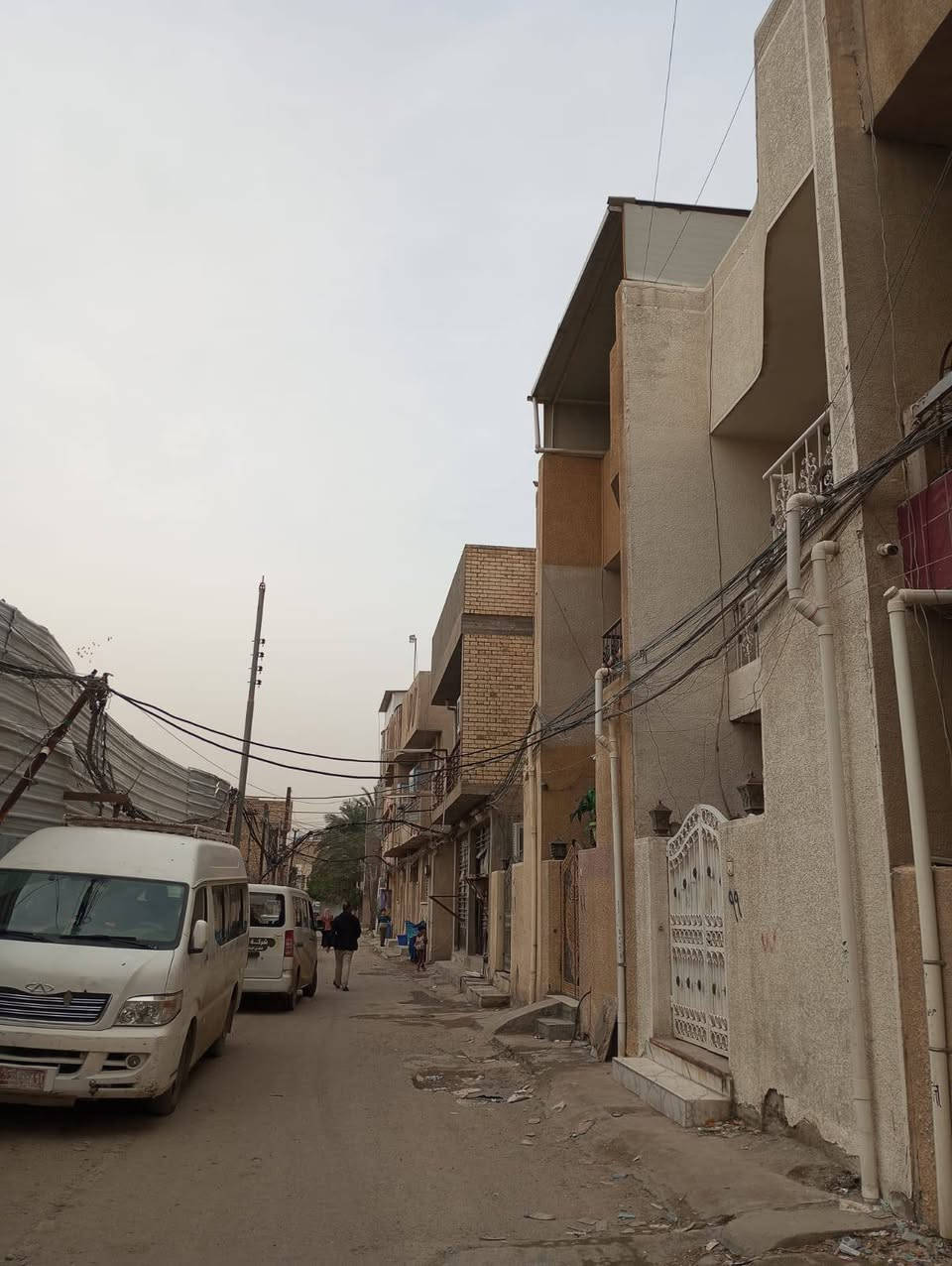 السلام عليكم تعلن شركة الجبوري للعقار والمقاولات العامه عن بيع دار ملك صرف زراعي سند 25 في منطقة الكريعات شارع الاعياده بناء نضيف
1 المساحة 80 متررر
2 الواجه 5 مترررر 
3 النزال 16 متررر 
4 عرض الشارع 7 مترررر 
5 السعر 185 مليون وبي مجال 
يحتوي على طابقين وبيتونه وسطح 
الطابق الأول طرمه وصاله وحولي ومطبخ ومنور وخدمات 
الطابق الثاني غرفتين نوم وحولي وخدمات وبيتونه وسطح 
عنوان الشركة الكريعات الكويتي شارع حسينية ابي تراب قرب فلكة القرغولي استفسار اتصال على الارقام التاليه 
*********** أبو صكر الجبوري 
***********
