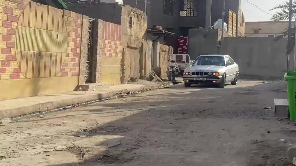 اللهم صل على محمد وال محمد 
سيارتي بي ام 525 للبيع نقد فقط 
السعر : 63 ورقة وبيها مجال بسيط 
كير ومحرك مسكر كفالة شرط تشك الكاع شك  حدادية امامي خلفي جديد تاير جديد سنتر لوك / لايت سوار والعالي زنون /شادلها شاشة وكامره ب 200 الف كهربائيات كلها شغالة تبريد امامي وخلفي شغال /السيارة بأسمي رقم دولي بغداد تحويل مباشر 
مكاني الناصرية رقم الموبايل ***********
