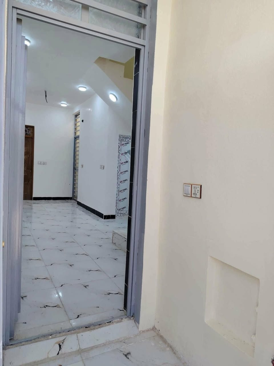 🏡دار للبيع اقصاد اقصاد 🏡
المساحة: 50 متر مربع
✅ #طابو_زراعي_سند_25_أقرار_محكمه

سعر مقدمه 13 مليون وكل شهر 500الف والسعر الكلي 25مليون 

الموقع: النجف شارع الصب عمود 327 #ألخط_ألاول

مواصفات البناء:
غرفة/ صالة معزولة/مطبخ معزول/ صحيات خارجية مكشوفة
بناء مرتب (أساس + سقف كونكريت + طابوك)
أرضية بورسلين أبو الـ 60

الخدمات:#بعد_عن_سوق_100م
ماء كهرباء مدارس سوق تبليط مولد

للاستفسار والاتصال:
***********
