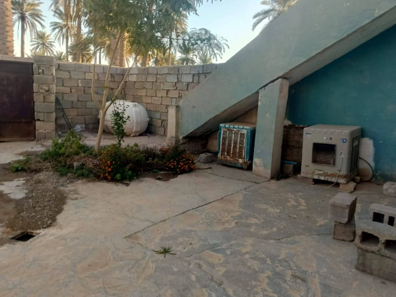 دار للبيع  مساحة 250 متر مع قطعة للبيع مساحة 300 متر العنوان الهارونية غرية صخر مع قرفتين نوم وصالة ومصبخ وستقبال للتواصل على هاذ رقم ***********
