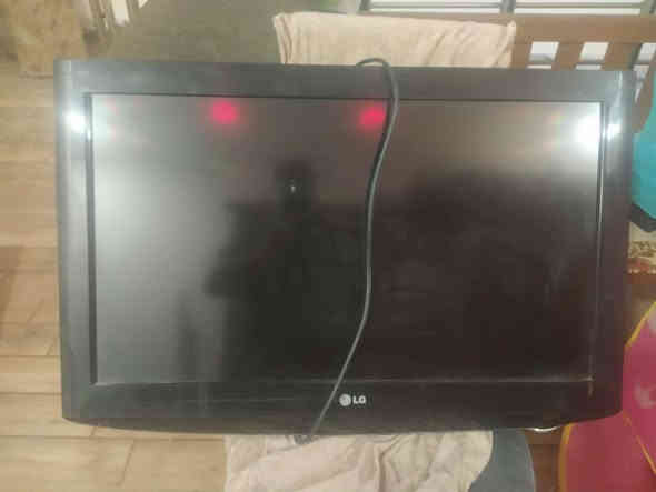 شاسة نوع الـ LG شغاله مابيها شي السعر بـ60 وبيها مجال 
*********** معليكم بالكلوبات الحمر مال ديكور
