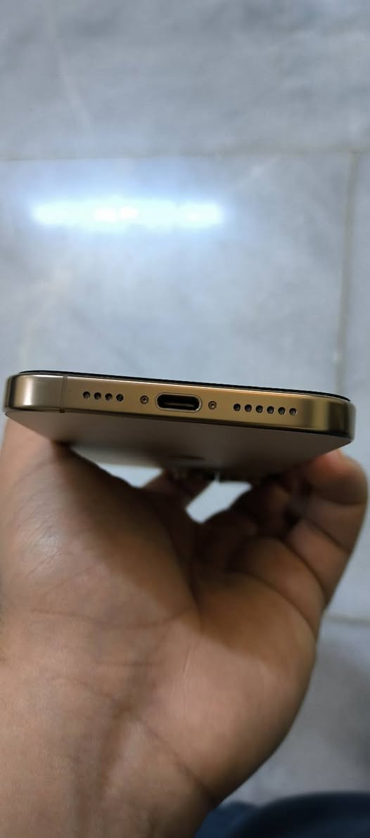 IPHONE 16 PRO MAX 256G مع هديه 8 كڤرات 
ايفون 16 برو ماكس 256G بس الكڤرات مشتريهن ب100
بطاريه 100% عدد دورات الشحن 124 شحنه 
نضافه 100% مابي اي خلل مع شاحن وكارتون وبعده بلضمان 
اللون ذهبي السعر 1425 الف /مليون و425 الف 
بيع او مراوس فقط ب17 برو ماكس 
العنوان بغداد حي القاهره قرب جامع النداء جهه الاعضميه 
للتواصل ***********/***********
