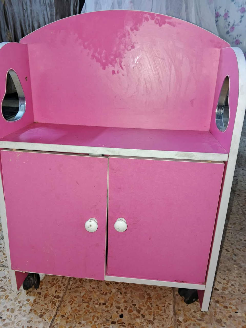 غراض منزليه مكونه من؟
1_سرير إطفال بناتي 
2_رف كوزمتك 
3_كرسي اطفال 

ملاحظه: النظافه 80/100
للتواصل خاص.


**إذا كنت صاحب هذا الإعلان وتريد حذفه لأي سبب، رجاءا أرسل رسالة إلى الدعم الفني**