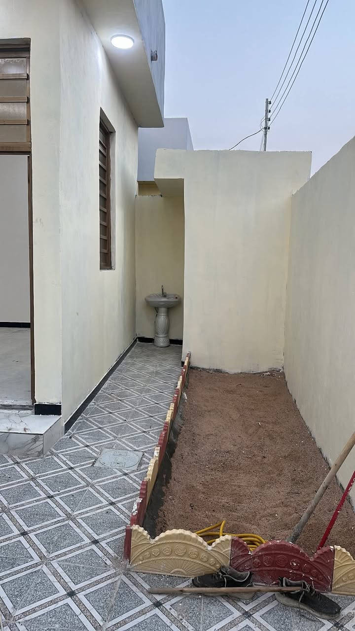 بيتين مساحة كل بيت 150 نفس الدزاين طابو ملك صرف زراعي باسمنه مباشر يحتوي على غرفتين وصاله ومطبخ وحمام داخلي وخارجي واستقبال كبير جدا مع كراج وحديقة 
العنوان الفيروزيه يبعد عن الشوارع الاربعه دقيقتين فقط متوفر جميع الخدمات 
رقم راعي البيت مباشر ***********
