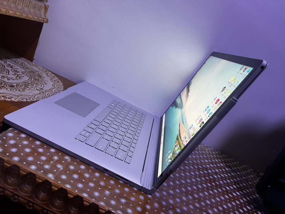لابتوب للبيع مايكروسوفت surface book 2
المعالج Intel(R) Core(TM) i7-8650U CPU @ 1.90GHz
قوي من التصميم والالعاب
الرام 16 g
الهارد SSD (NVMe)  1Tb  
كارت شاشة خارجي Nvidia Geforce GTX 1060( 6كيكا)
 كارت شاشة داخلي Intel(R) UHD Graphics 620  ( 8 كيكا)
المجموع الكلي ( 14  كيكا)
الشاشة لمس 4k ومعاها قلم وممكن فصل الشاشة عن الكيبورد يعني يصير ايباد
ويجي دبل بطاريه يعني بطاريه بالشاشه وبطارية بالكيبورد
حجم الشاشة 15.4
كيبورد ضوئي عربي انكليزي  
نضيف جدا 
ويجي معاها ادبتر نوعيه راقيه خاص بهاي النوعية من اللابتوبات مواصفات الادبتر بيه كل المنافذ الي تحتاجها حتى منفذ ميموري اضافه الى انه تجي مع الادبتر شاحنه تشغل الادبتر وبنفس الرقت هي شاحنه للابتوب تكدر تشغلهن بان واحد.
ملاحظة بسيطة بيه البطارية الي بالكيبورد شويه تعبانه اطول من 30 الى 45 دقيقة ولكن اذا فصلت الشاشة عن الكيبورد تستخدم الابتوب لمس بشكل طبيعي لان بطارية الشاشة جيدة جداً .
مكاني الموصل 
واتساب ***********
السعر 750 الف بي مجال
