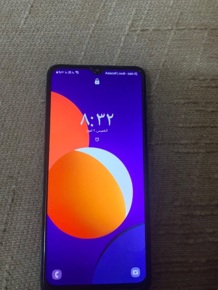 سلام عليكم جهاز سمسونج M12 مواصفات Samsung Galaxy M12:

* 📱 الشاشة: 6.5 إنش PLS LCD
* 🔄 معدل التحديث: 90Hz
* 📐 الدقة: HD+ (720×1600)
* ⚙️ المعالج: Exynos 850 ثماني النواة
* 💾 الرام: 4GB 
* 🗂️ التخزين:  128GB مع دعم microSD حتى 1TB
* 📷 الكاميرات الخلفية:
    * 48MP رئيسية
    * 5MP واسعة
    * 2MP ماكرو
    * 2MP للعزل
* 🤳 الكاميرا الأمامية: 8MP
* 🔋 البطارية: 5000mAh
* ⚡ الشحن: 15 واط
* 📡 الشبكة: يدعم شريحتين Nano SIM و4G
* 🔐 البصمة: على زر التشغيل الجانبي
* 🎧 منفذ سماعات: 3.5 ملم
* 🔌 منفذ الشحن: USB Type-C
* 🤖 النظام: Android مع واجهة One UI Core.  الكاميره32 بكسل طبعن الشاشه ما مكسوره بس الاصقه الجهاز استخدام نضيف جدان كلشي ما بي عاطل جهاز شرط دبل سيم سعر ١١٠ وبي مجال


**إذا كنت صاحب هذا الإعلان وتريد حذفه لأي سبب، رجاءا أرسل رسالة إلى الدعم الفني**