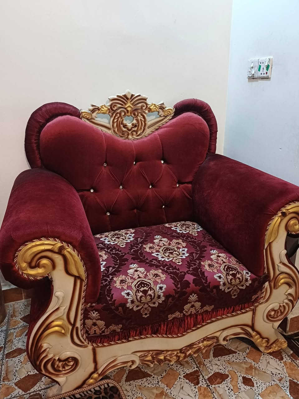 تخم كامل نظيف 
السعر 550.000 دينار وبي مجال 
عراقي مودرن على شكل تركي 
للتواصل واتساب ***********
3قنفات 2كراسي
