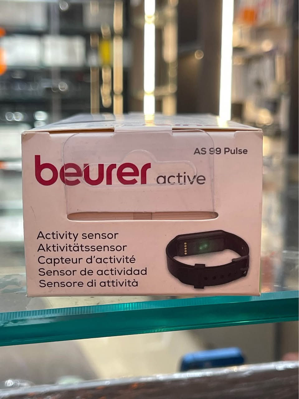 ئەم ئامێرەی لە وێنەکەدا دەردەکەوێت بریتییە لە Beurer AS 99 Pulse، کە هەستەوەرێکی چالاکییە (Activity Sensor) بۆ چاودێریکردنی جوڵەی ڕۆژانە و لێدانی دڵ دیزاین کراوە.

تایبەتمەندییە سەرەکییەکان:

 * پێوانەکردنی چالاکی: چاودێری هەموو هەنگاو و جوڵەیەکی ڕۆژانەت دەکات.

 * پێوانەکردنی لێدانی دڵ: هەستەوەرێکی تێدایە بۆ پیشاندانی لێدانی دڵ بە شێوەی ڕاستەوخۆ (وەک لە وێنەکەدا دیارە: 65 BPM LIVE).

 * پەیوەستکردن: لە ڕێگەی Bluetoothـەوە پەیوەست دەبێت بە مۆبایلەکەتەوە.

 * بەرنامەی تایبەت: کاردەکات لەگەڵ ئەپڵیکەیشنی beurer HealthManager بۆ ئەوەی بتوانیت زانیارییەکانت لەسەر مۆبایلەکەت ببینی و بەڕێوەیان ببەیت.

 * دروستکراوی: لەسەر کارتۆنەکە ئاماژە بەوە کراوە کە "ئەندازیاریی ئەڵمانییە" (German Engineering).
شێواز و دیزاین:

 * شاشەیەکی دیجیتاڵی باریکی هەیە کە لەناو قایشێکی ڕەشی دەستدا جێگیر کراوە.

 * زانیارییە گرنگەکانی وەک لێدانی دڵ و ئاستی چالاکی لەسەر شاشەکە نیشان دەدات. أربيل, العراق


**إذا كنت صاحب هذا الإعلان وتريد حذفه لأي سبب، رجاءا أرسل رسالة إلى الدعم الفني**