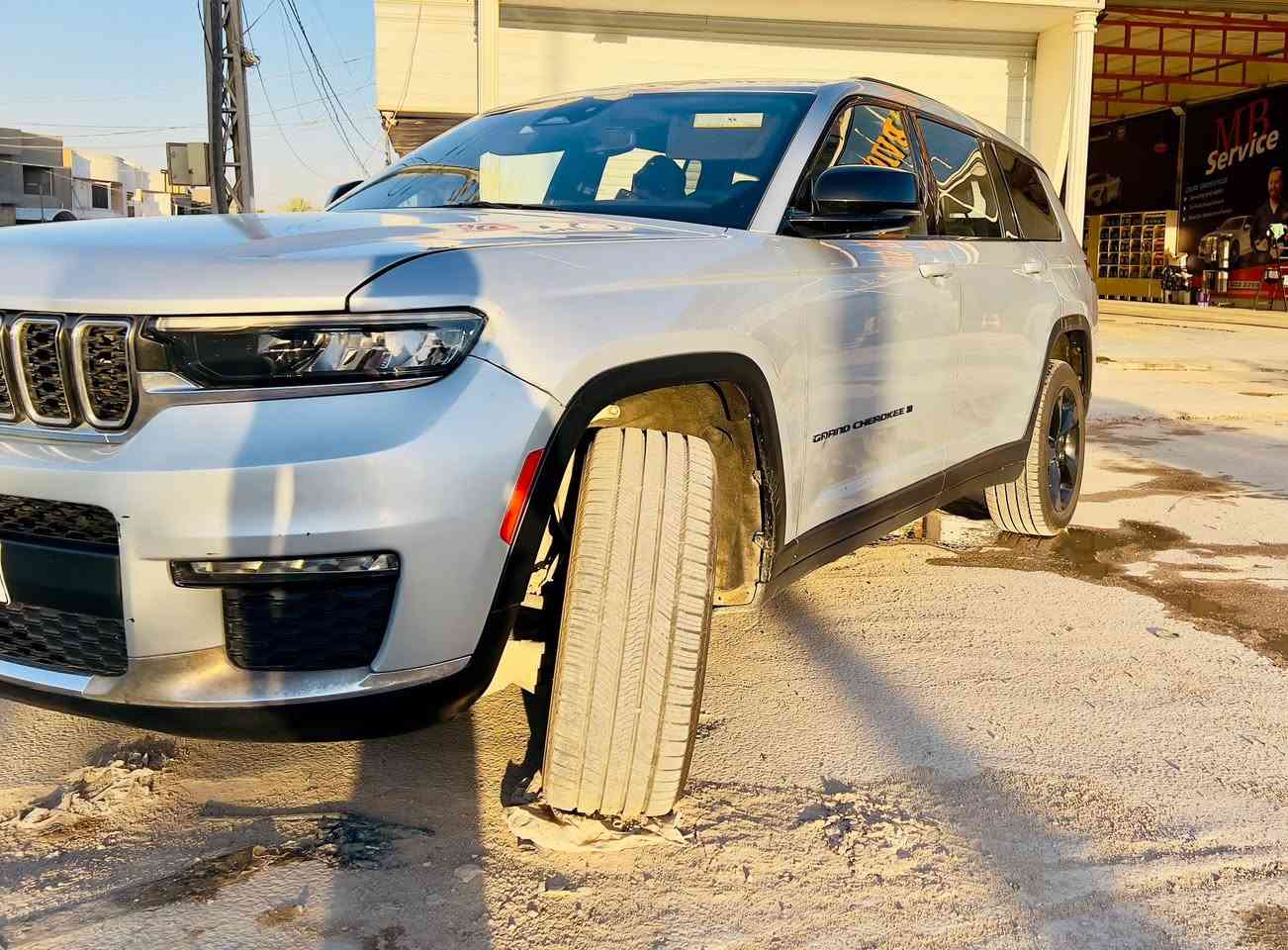 � للبيع Jeep Grand Cherokee  2021 🔥
سيارة عائلية فخمة تجمع بين الهيبة، الراحة، والأداء القوي.

✅ موديل 2021

✅ 7 ركاب (3 صفوف)

✅ محرك 3.6 V6 Pentastar اقتصادي وقوي

✅ كير أوتوماتيك 8 سرعات

✅ مقاعد جلد وشاموه فاخرة

✅ مقاعد صف ثاني منفصلة (Captain Chairs)

✅ شاشة وسطية كبيرة

✅ شاشة عدادات رقمية

✅ مثبت سرعة

✅ كاميرا خلفية وحساسات

✅ تشغيل بصمة وستارت

✅ مكيف أمامي وخلفي مستقل

✅ جنوط رياضية سود

✅ إنارة LED كاملة

⭐ سيارة واسعة جداً ومناسبة للسفر والعائلة.

⭐ ثبات عالي وراحة استثنائية على الطرق السريعة.

⭐ شكل حديث وهيبة أمريكية معروفة.

السيارة رقم جديد وبأسمي مداور ثاني يوم 

الحادث ربع البنيد صبغ + خشم الجاملغ بارد 

الباقي مكفول السيارة جديده جاهزة للفحص بأي مركز تختاره 

السعر 245 وقابل للتفاوض للجادين فقط

📞 للاستفسار

*********** اتصال + واتساب
