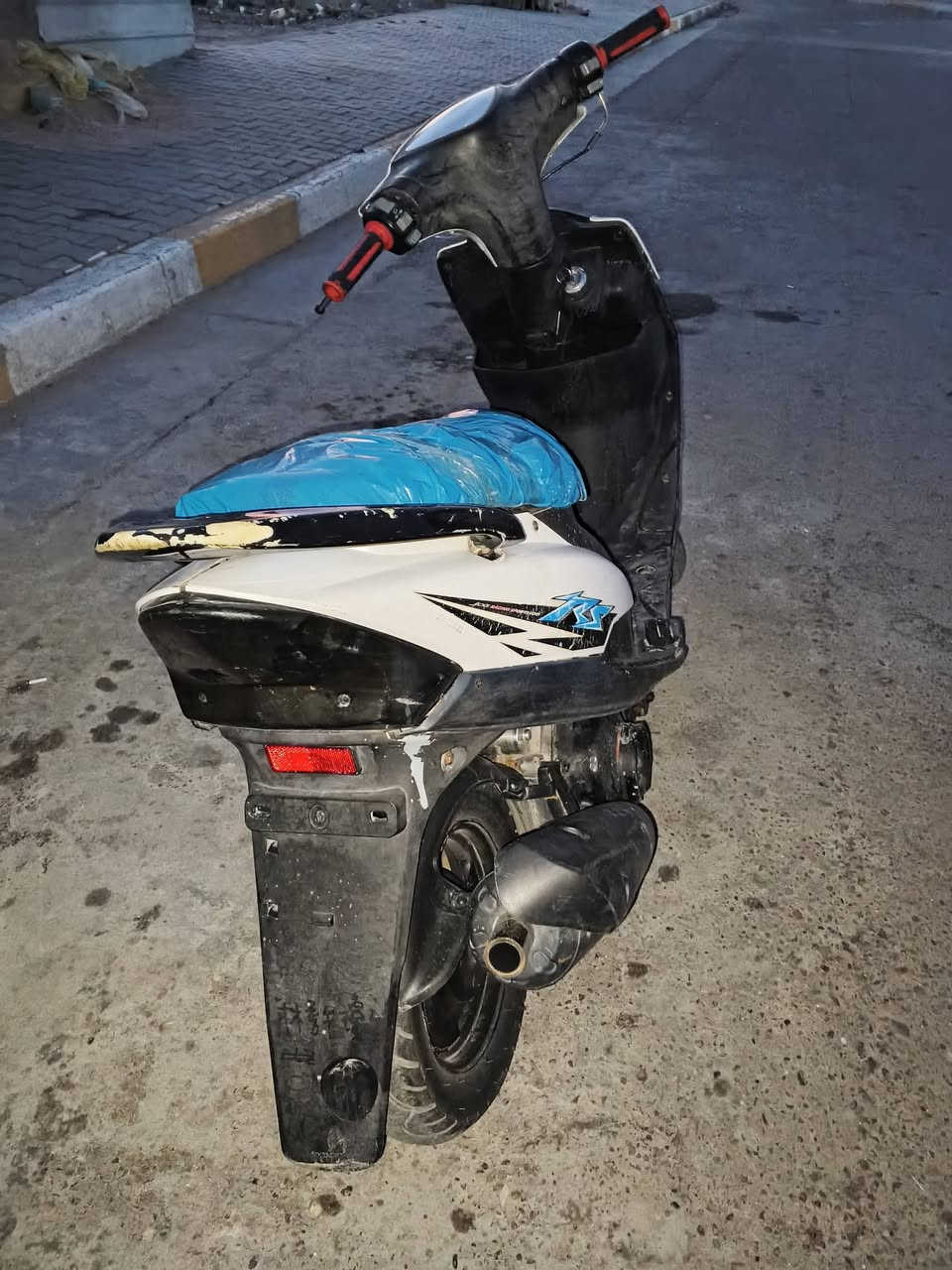 سلام عليكم درجات ماكس عدله الدرجة نضيفة لا نضوح لا تبخير لا تنقيص كهرباء كلاهه شغالة بس نقص باتري تشتغل سلف نص هندى السعر ٣٧٥ وبي مجال حك الجيه المكان بغداد الحسنيه رقمي فقط واتساب*********** للعلم الدراجة مو ماتي ما صاحبي
