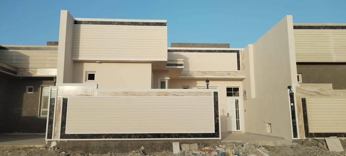 سلام عليكم بيت 200م مجمع سكني على طريق ال نياز مجمع القيقاميه باقي تشطيب ارضيه وبيبان للعلم الجوارين اليمين واليسار ساكنين ماباقي شي للتكمله البيت خلال شهر يسلم ابو الشركه شركه الناظر للبيع وللعلم الصور قديمه الاتصال ***********
