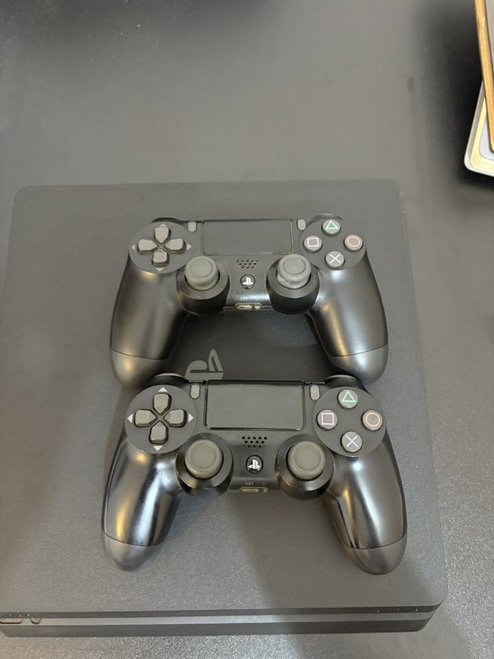 للبيع ps4سلم 500كيكه  مستعمل نظيف  غير داخل صيانه لوك ستيكر مع ملحقات الشركه الاصليه  مع جوستك إضافيه اصليه 
السعر ٣٠٠الف  
عنوان بغداد 
***********
