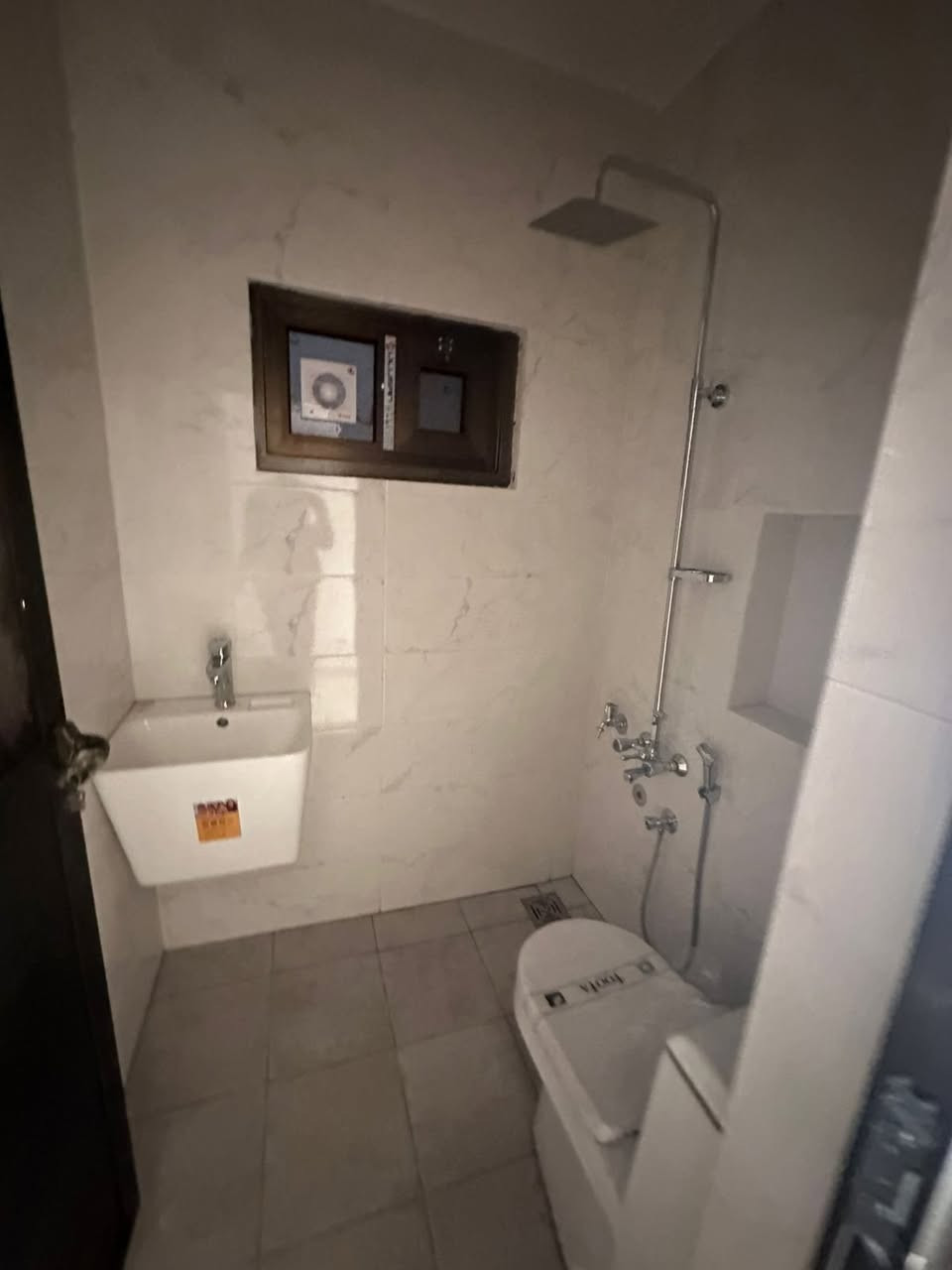 للايجار في السيدية بيت مساحة ٥٠ متر 

بضهر جامع الهدى 
غرفتين نوم 
صالة 
مطبخ 
خدمات صحية 
السعر ٩٠٠ الف دينار  بي مجال 

المطلوب عائلة موضفة

للاستفسار ***********
