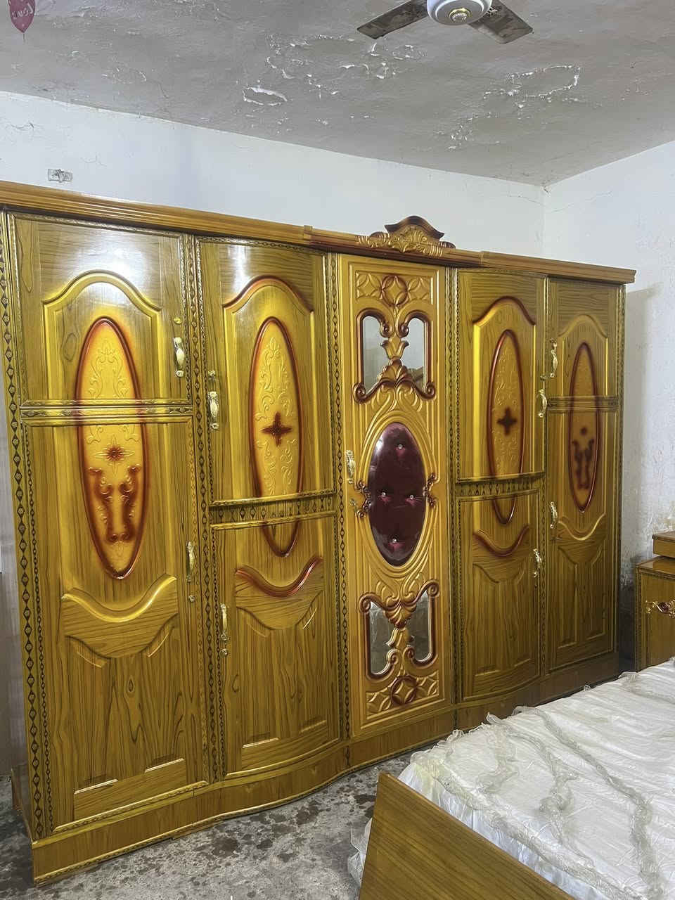 غرفه أخشاب مستعمله نضيفه اخت الجديده استعمال قليل خمس أبواب محلق ضهر جرجوبه براغي  الزاويه كنتوريه مديل نفخ مقوس السعر 650بغداد الاتصال ***********متواجد واتساب اكو توصيل بكروه
