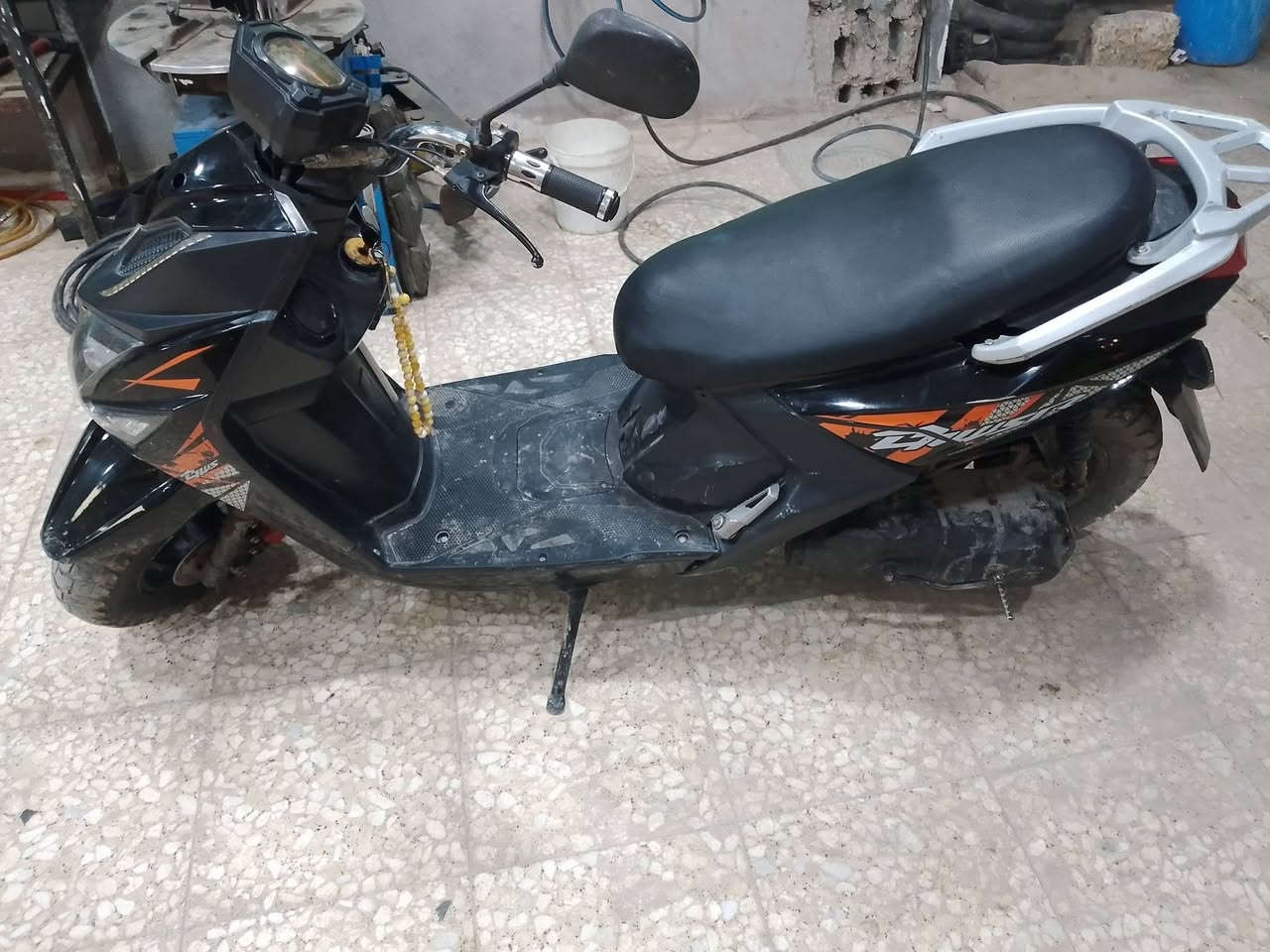 دراجه للبيع شغاله كلشي مابيهه وصل مال معرض بيهه والي عنده مراوس اراوس الشراي يخابر،، ***********،، ***********
