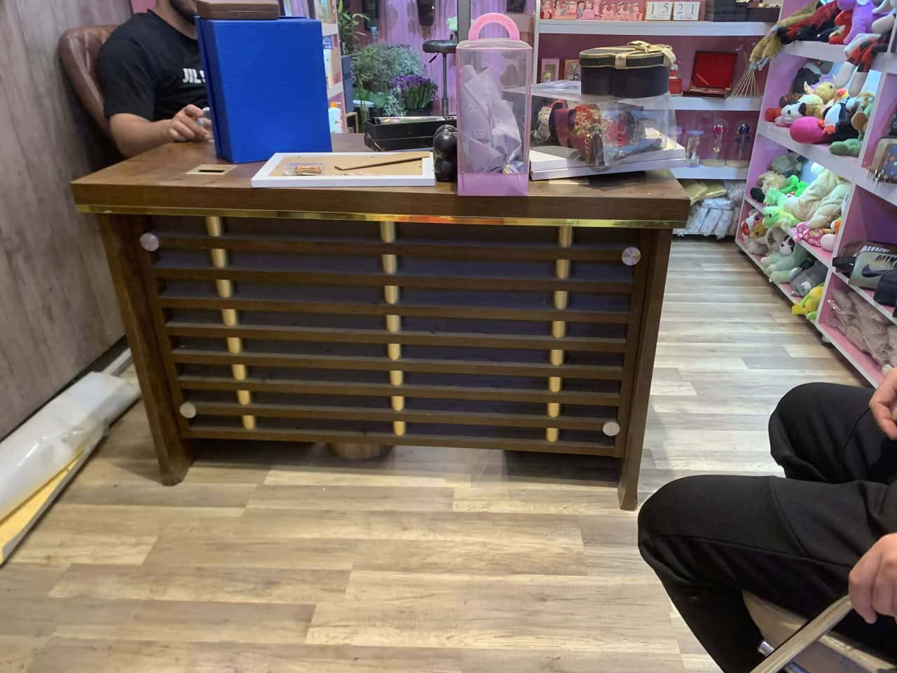 ميز مكتبي مع كرسي دوار الاتصال

***********
بغداد الدوره بغداد, العراق
