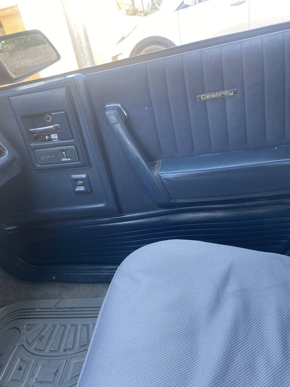 السلام عليكم سلبرتي 1989 صبغ بسبب الجراد السيارة جديدة وعلى وضع الشركة محرك كير صدر تبريد تدفئه تخم تاير تبريد كهربائيات ماكو شي مايشتغل بيها دبل فيت بم 
السعر 49 ترهم مراوس 
***********
