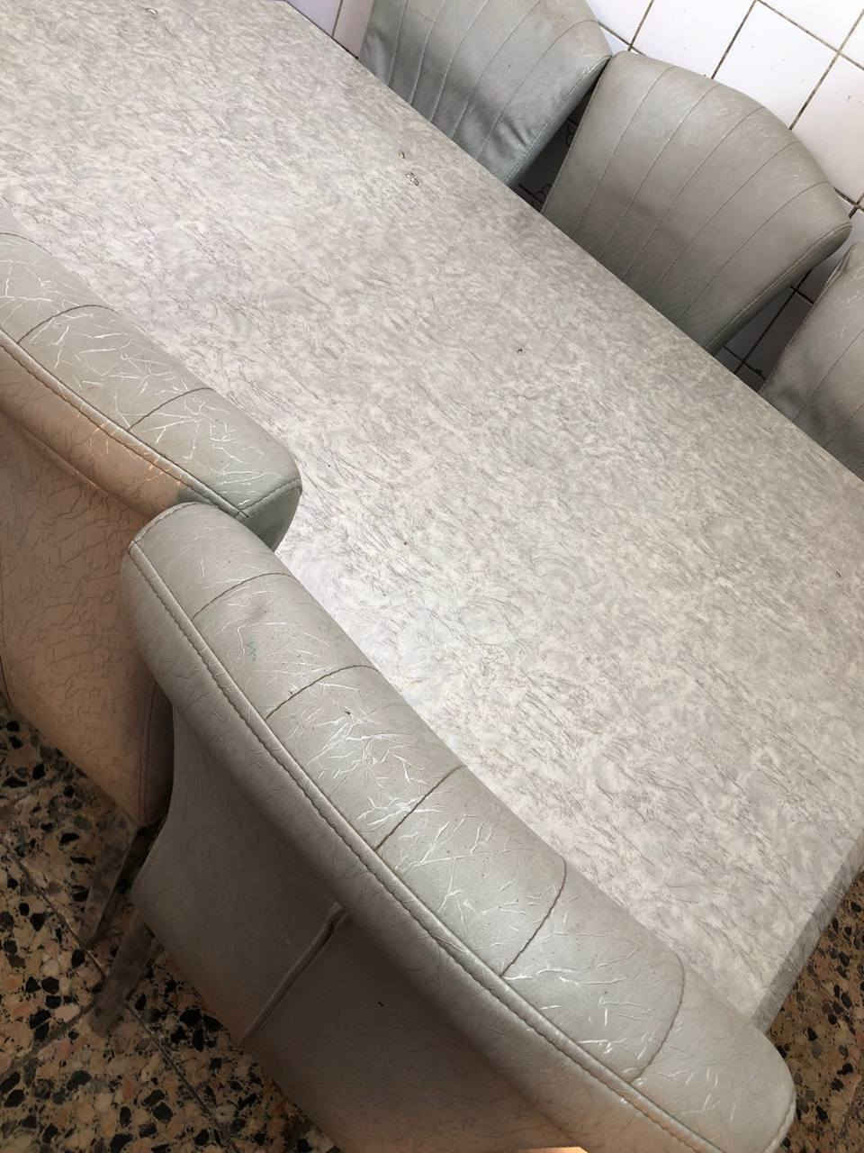 ميز طعام للبيع خمس كراسي نضيف مابي اي شي قليل استخدام كراسي شويه تعبانات بس نضيف كلش سعرهه 250 وبي مجال  بصيط العنوان شهداء البياع خلف جامع الكبيسي الستفسار اتصال علا هاذه لرقم ***********
