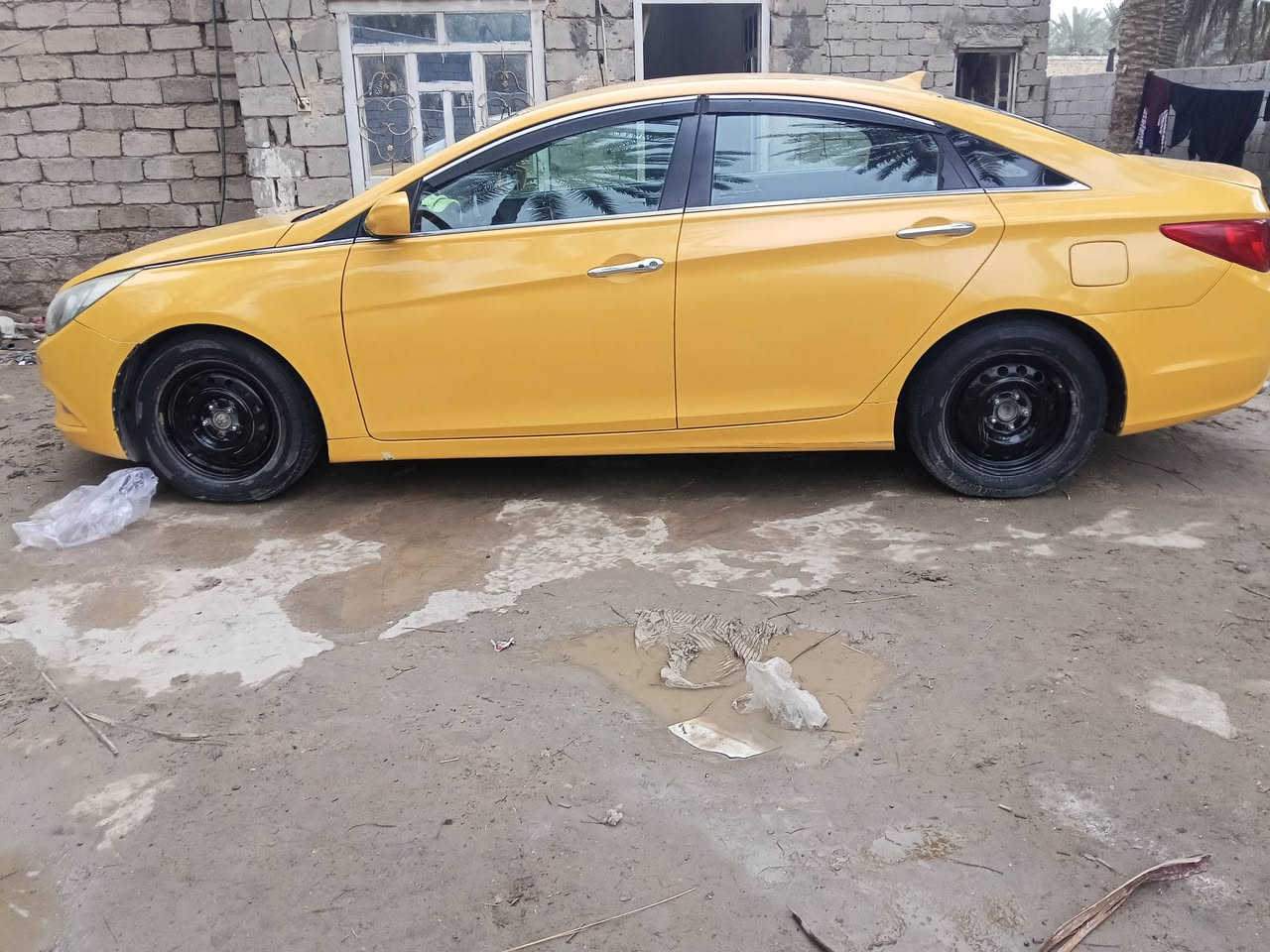 السلام عليكم سيارة سوناتا موديل 2011 محرك 2400 تبريد شغال سيارة نضيفه من كل النواحي أرقامها الانگليزية طالعه صاحب السيارة يريد مداور دوشمه جديده السعر 98 وبيها مجال بسيط للاستفسار الاتصال على رقم ***********
