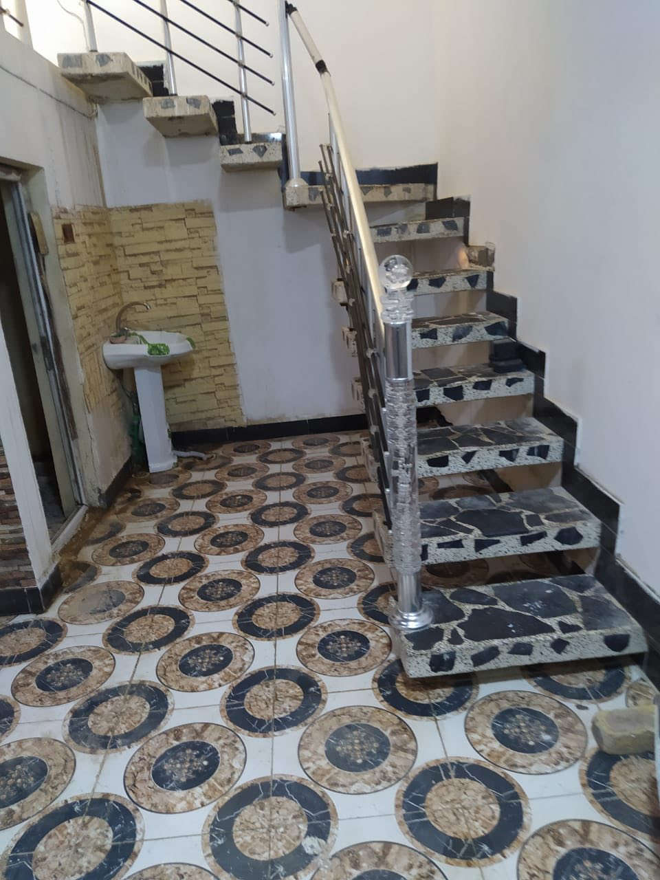 بيت للبيع في شارع المعمل فرع اسواق حسين الرماحي مساحة 210 متر للتواصل واتس فقط ***********
