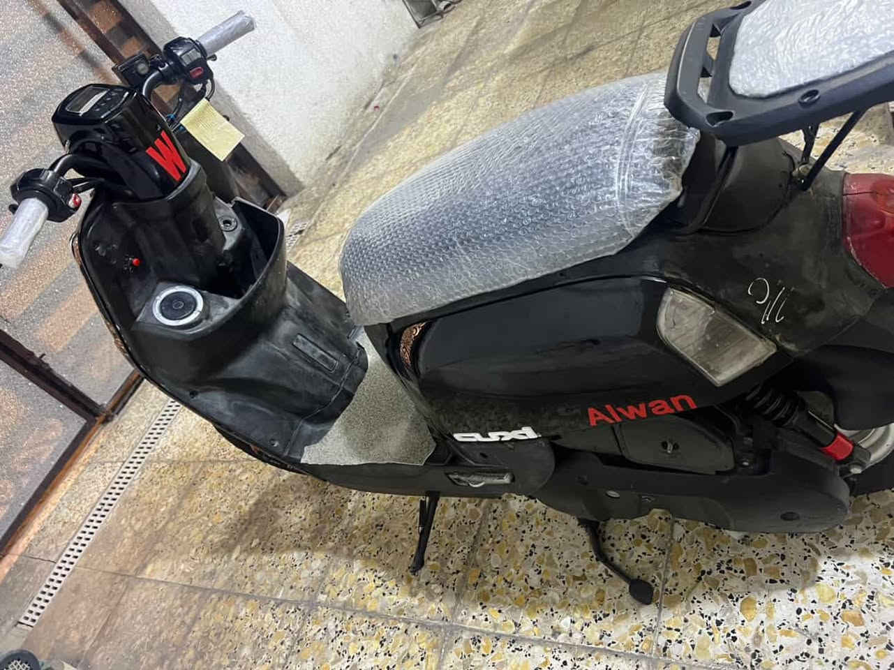 سلام عليكم دراجة بوليس 🚨
دراجة نوزل كهرباءيات كاملة نكرة سلف صدر امامي خلفي تخم تاير جدد شلعة معدل كاملة مكملة الدراجة اي نقص مابيها بيها بس كلج خلفي  تعبان قفل جنة قفل اكسل قفل ستيرن كلها شغالة مكاني البياع 600 وبيها مجال مستعجل عل بيعتها***********
