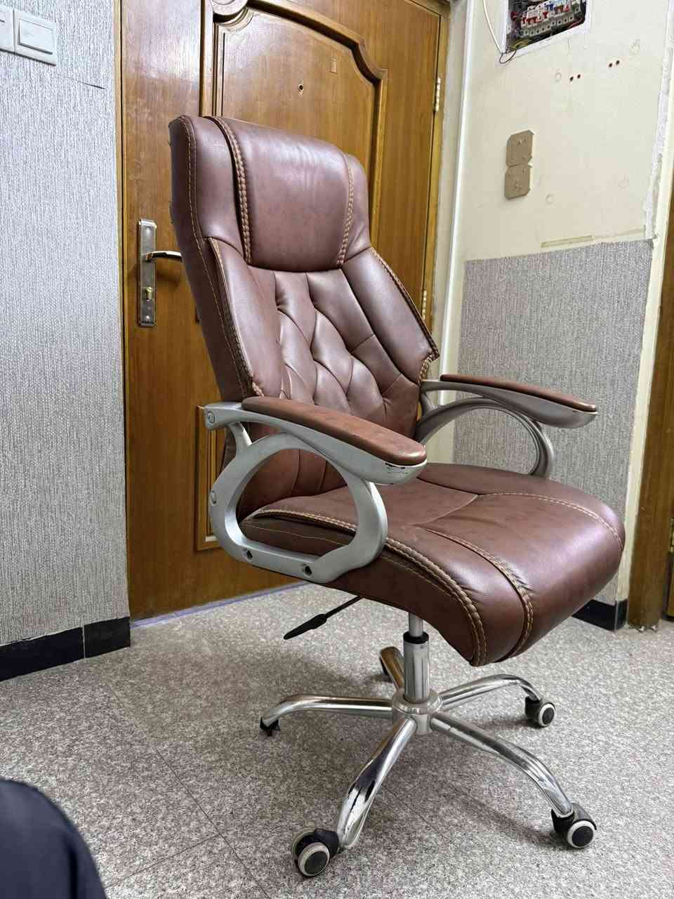 السلام عليكم ميز مكتبي بي نقص تايرين مكاني بغداد الغزالية السعر 25000 وبي مجال بسيط حك الجية 
تواصل 
***********
واتساب او اتصال مباشر ومتوفر عالماسنجر
