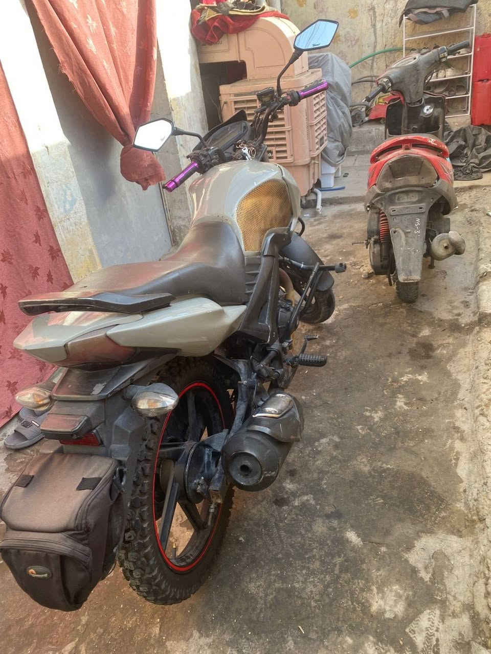 سلام عليكم دراجه هونداي هندي لل بيع مابيه اوراق فقط مكاتبه دراجه حلوه ونضيفه صبح ليل عصر نكره سلف لايت الامامي بس ناصي احمر ولاشابر كله تشتغل بس الاماميه اليمنه ضايعه
بيه عواج بل ماشه بس متشمر + الدسك الاممي مخلص هسه شوي طابك علي جاي يطلع صوت والمكينه مفتوح القبق مالته مبدل بيه بس الكلج السعر 750 بيه مجال 
الارقام 
واتساب ***********
*********** رقم ثاني 
ماتوجد على نت تصلو على رقم
