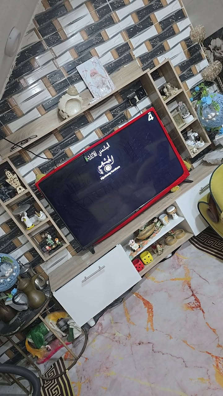 السلام عليكم للبيع ميز بلازمه و مرايا وطبليته شارع المطار الجديد فرع مجمع جوهرة العرب ***********
