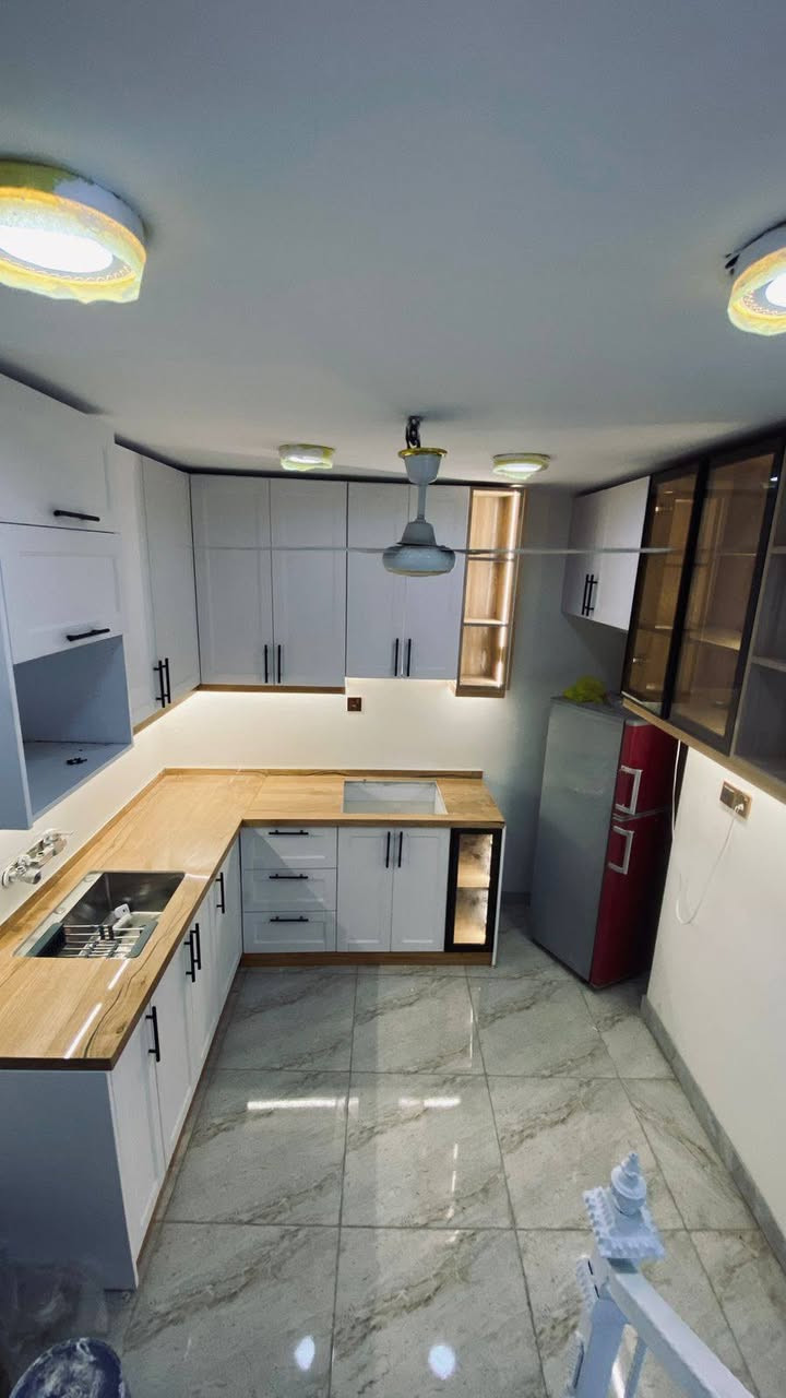 خلفه متفرغ للعمل ...عده كامله +سياره خاصه +مساعد ..فقط تنصيب مطابخ .سكن بغداد الدورة 
رقم تواصل ....***********
