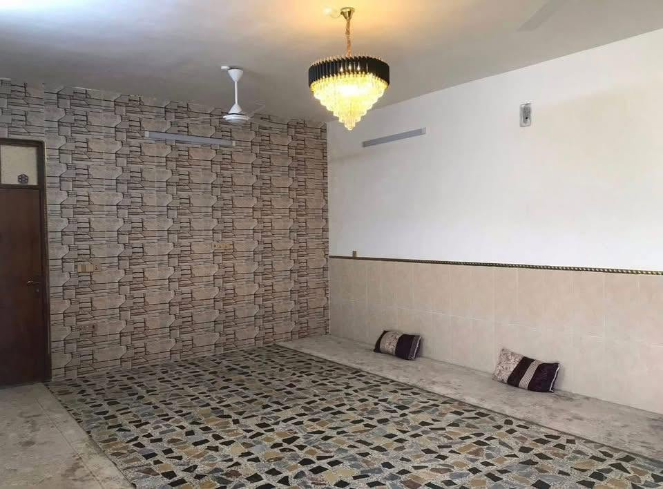 السلام عليكم للبيع (١٠٠٠) متر
البناء بيتين كل بيت ٢٠٠ متر يتكون كل بيت على غرفتين ٤×٥ وصاله ٧×٥ ومطبخ ٥×٥ واستقبال ٧×٥ +منورين وصحيات داخليه بيت جاهز كل تفاصيله والبيت الثاني هيكل تفاصيله الداخليه ماكامله 

نوع الارض زراعي سند ٢٥ العنوان السياحي شارع محطة الجواهري على سدة الولدايه ....الاتصال على الرقم ***********

