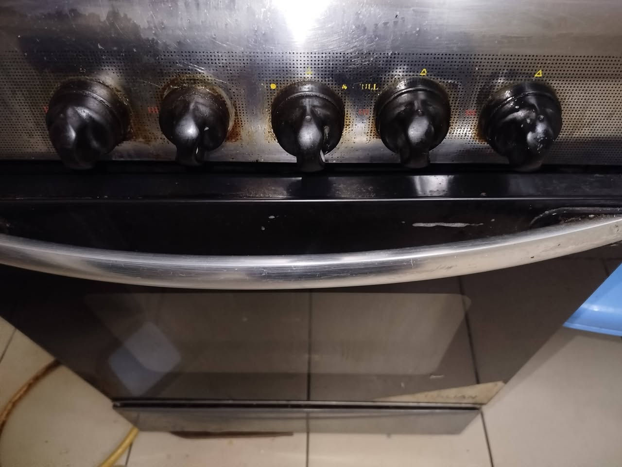 السلام عليكم اخوان  طباخ لبيع بحاله جيده كما موضح بلفديو كل عيونه والفرن شغال لكن عيب دكمه العين الجبيره تحتاج تبديل وباب الفرن مينسد كوله يحتاج تعديل بسيط لكن العيون شغاله وبحاله جيده السعر 60


**إذا كنت صاحب هذا الإعلان وتريد حذفه لأي سبب، رجاءا أرسل رسالة إلى الدعم الفني**
