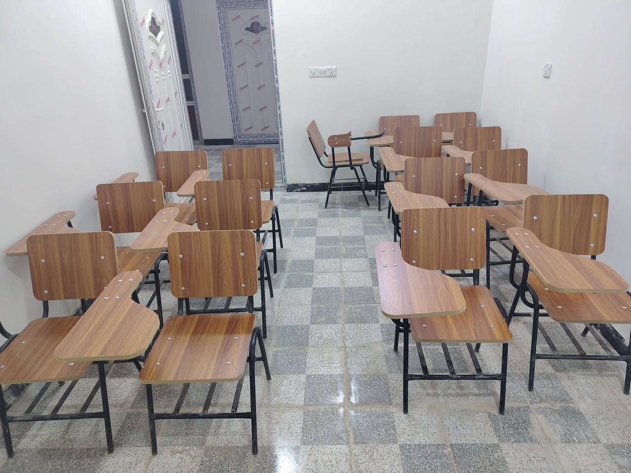 «للبيع»
مقاعد طلبه (ستولات)  عدد 14 مقعد النظافه ممتازه غير مستخدمات بالاضافه الى سبورة جديده الحجم الكبير (شرط شخط ما بيها) 

للاستفسار الاتصال على الارقام التالية: 
*********** متوفر واتساب
***********
او المراسله ع الخاص
