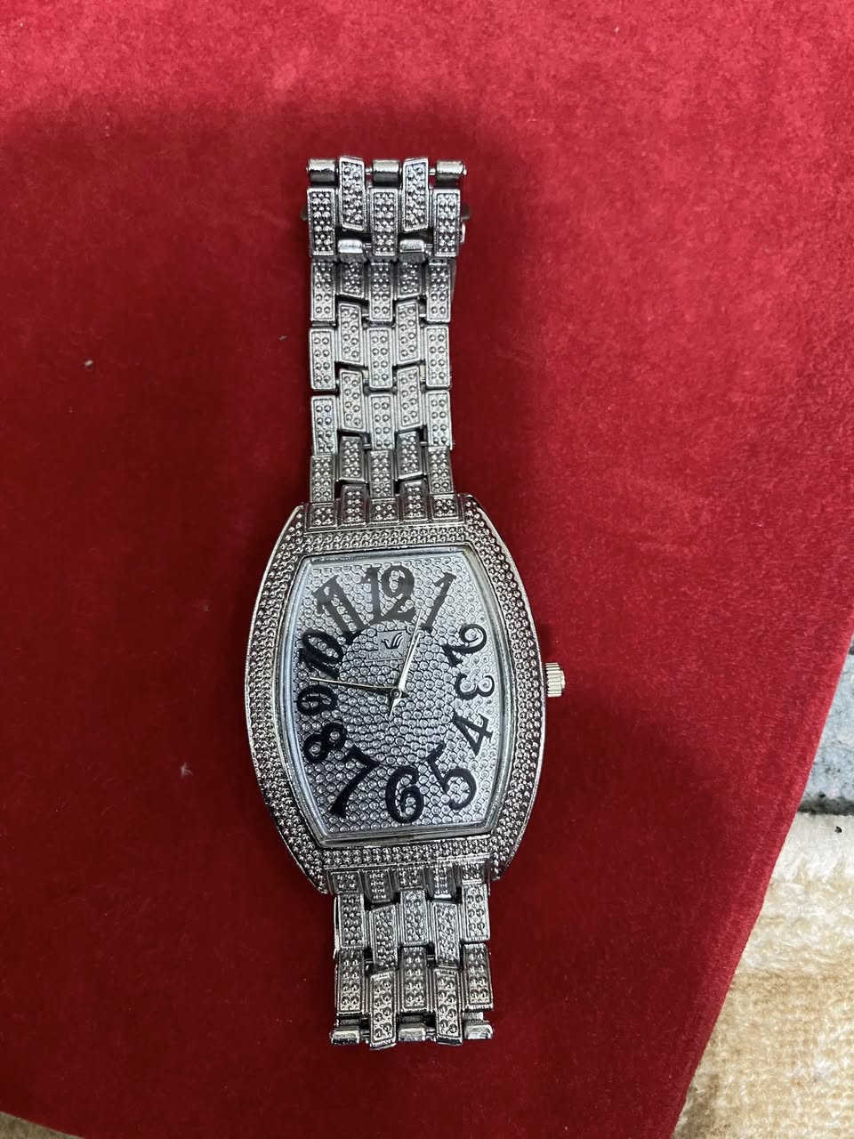 شلعه ساعات 9 قطع كلها بطاريه وبيها نسائي ورجالي سعرها 50 الف تطلع القطعه اقل من 5 الاف يوجد توصيل 
للحجز ***********
