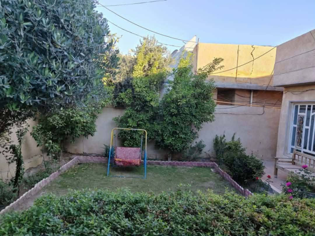 السلام عليكم دار للبيع بغداد المحموديه حي العسكري المساحه ٣٠٩ متر قريب عل شارع ٤٠ قرب انشائيه على كرعاوي طابق واحد نظيف غرفتين نوم وهول وستقبال ومطبخ حار بادر ومخزن كبير جدا طابو صرف السعر ١٦٠ وبي مجال 
هاتف ***********
