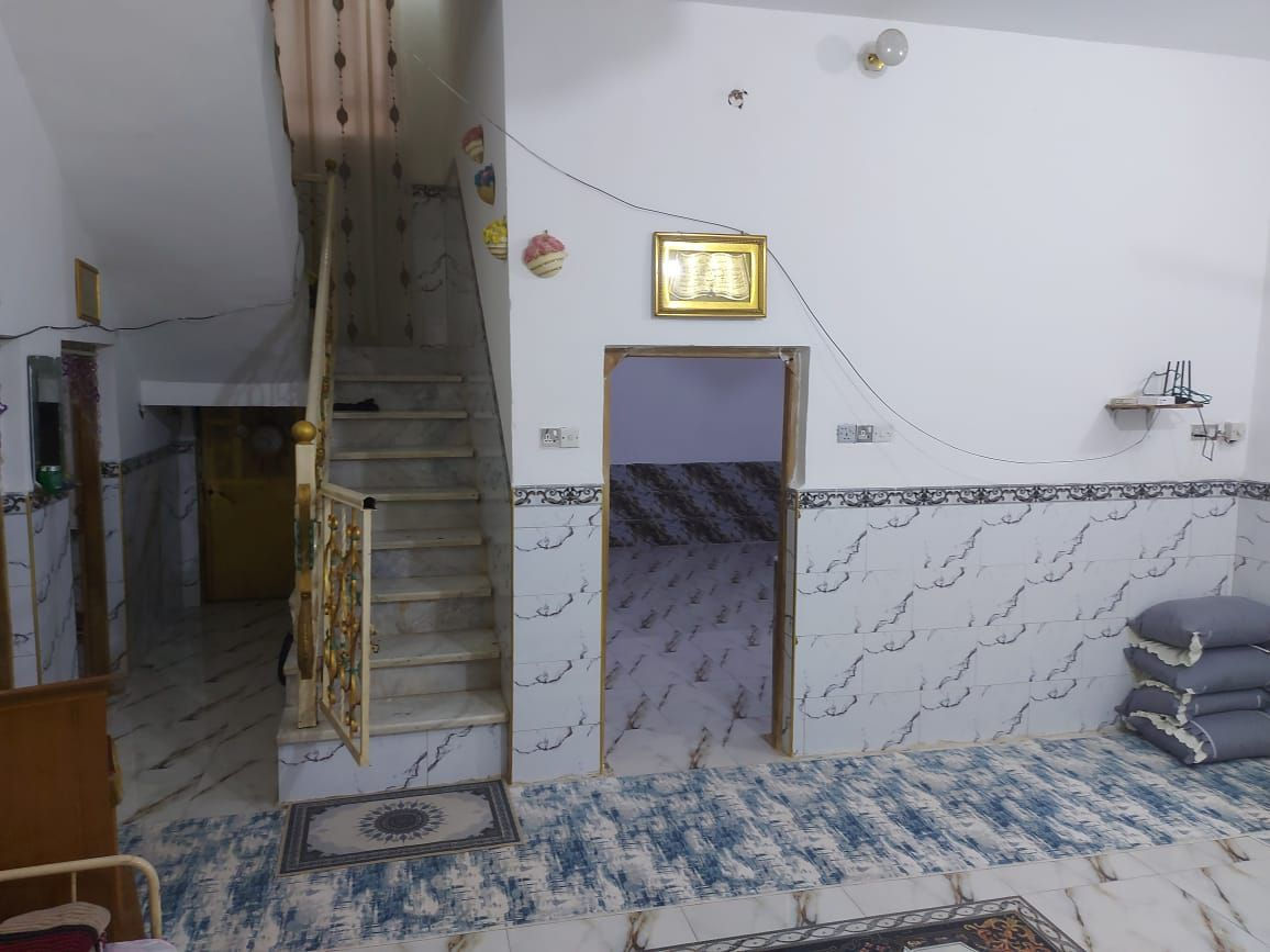 البيت في حي الصحه قرب المدرسه الصينيه المساحه ٢٠٠م البناء حديث البناء ثلاث غرف نوم+ صاله +مطبخ حراري ومطبخ بارد +استقبال  وصحييات وحديقه وطارمه  والبناء طابوق وكونكريت مسلح سيراميك البيت كله وزره وارضيه وكهرباء دفن سمنز وأما الطابق الثاني فرمستون ثلاث اغرف وصحيات كاملات خدماتها ***********
