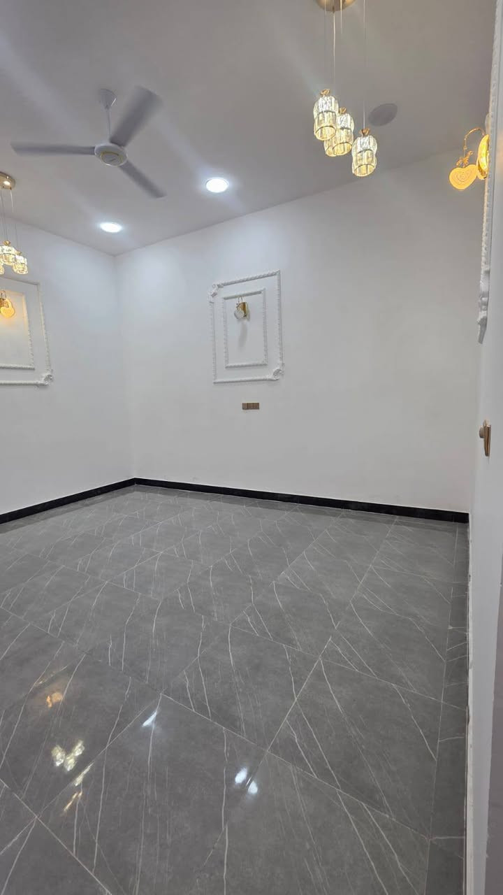 #اسعد_الله_اوقاتكم_بكل_خير⁉️👋🏼
***********
دار سكن للبيع بناء 2026

#المساحه 200متر 

#جنس_العقار :: طابو ملك صرف زراعي باسم عراقي سند 25 

#العنوان :: البصره حمدان موقع راقي

#يحتوي البيت على 2 غرف منام كبار
و ديوان
و مطبخ و صاله
و مناور عدد 2
و صحيات داخلي وخارجي  و كراج سياره
ويحتوي علي حديقه🌲🌲

#البيت جاهز من كلشي تستلم البيت عنده المكاتبه
كامل من مقطوره و كيزر و ماطور
جيب اثاثك و اكعد
و الف عافيه الي ياخذه

جميع الخدمات متوفره ماء كهرباء  
#السعر ((110 مليون وبي مجال 
فارق جاهزة للسكن تستلم بيتك عند المكتبة مباشر 
#للاستفسار الاتصال على الهاتف 📳📞
📳 ***********)📳
