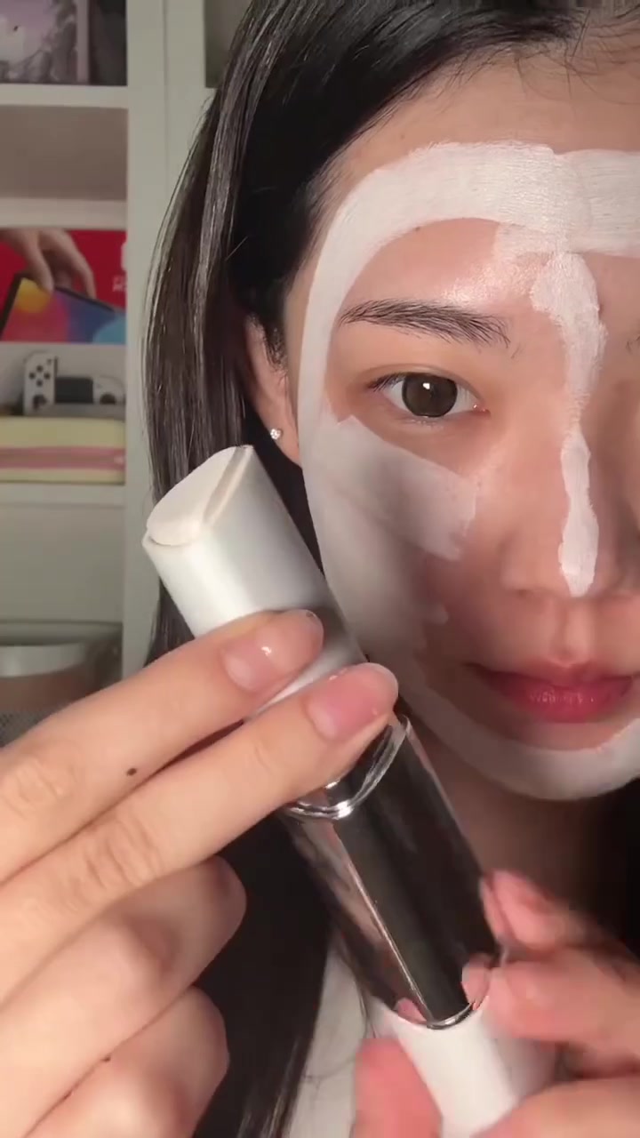 🔥 توفر لترند كريم الاساس السحري من إلرويل ✨ ELROEL Blanc Cover Cream Stick ✨
اكتشفي سر البشرة الكورية المثالية مع كريم الأساس السحري ELROEL Blanc Cover Cream Stick!
💎 تقنية ذكية لتغيير اللون تبدأ بتركيبة كريمية بيضاء وتنسجم مع لون بشرتك الطبيعي للحصول على مظهر متجانس وطبيعي.

🖌️ فرشاة مدمجة عالية الكثافة لدمج سريع وسهل دون تكتل أو خطوط.
💧 تركيبة تجمع بين التغطية والعناية، غنية بالكولاجين ومكونات مرطبة تساعد على منح البشرة مظهراً أكثر نعومة وإشراقاً.
🌸 تغطية مثالية ولمسة ندية مشرقة تدوم لساعات مع إحساس خفيف ومريح على البشرة.
✔ مناسب للاستخدام اليومي
✔ تغطية متوسطة إلى عالية
✔ مظهر طبيعي ومشرق
#الاصلي المنشأ امريكي 🇺🇸💯
السعر 15 آلف 
🚘 يوجد خدمة توصيل لجميع محافظات العراق ٤ الاف 🚘


**إذا كنت صاحب هذا الإعلان وتريد حذفه لأي سبب، رجاءا أرسل رسالة إلى الدعم الفني**