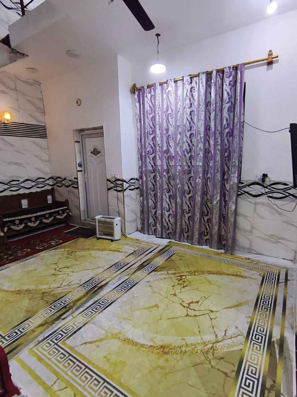 السلام عليكم بيت بالمدائن قريب على جامع السلام او جسر بريجان بقطع فارس مساحته البيت ٢٠٠ متر بناء طابوك طابقين وصب رفت يحتوي على أربع غرف نوم اثنين كاملات واثنين بعدهن موادهن موجوده كهربايات كامله ارضيه موجوده بس عمل  اقل غرفه نوم مساحتها ٤ × ٥ اتلاثه حمامات المنطقه مخدومه من ماء وكهرباء وتبليط للإستفسار 
***********
