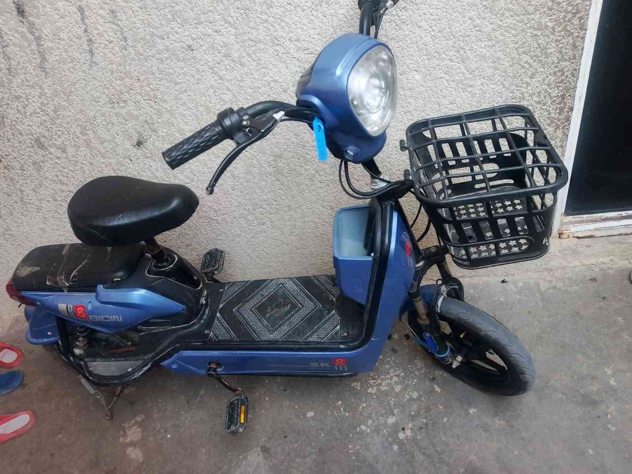 عندي هذا شحن للبيع ما استخدمه بطارياته ضعيفات شغال كلشي ما بي رايده ب ١٢٥ بي مجال بسيط مكاني كربلاء 
***********
