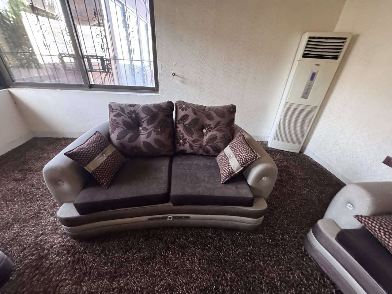 🛋️ طقم قنفات (كنب) فخم جداً بحالة الوكالة للبيع 🌟
السلام عليكم.. للبيع طقم قنفات راقي جداً وتصميم فخم ومميز.
 الحالة: الطقم جديد تماماً وبحالة الوكالة (غير مستخدم، فقط معروض بالمجلس).
 المواصفات: القماش من أرقى الأنواع، والإسفنج متين جداً ومريح (قعدة ملوكية)، والخشب قوي وصناعة درجة أولى.
 السبب: البيع بداعي التغيير فقط، والطقم خالي من أي عيوب أو شخوط نهائياً (على الفحص).
 الموقع: [اربيل ،عنكاوا]

 للتواصل والاستفسار (اتصال أو واتساب): [***********]

