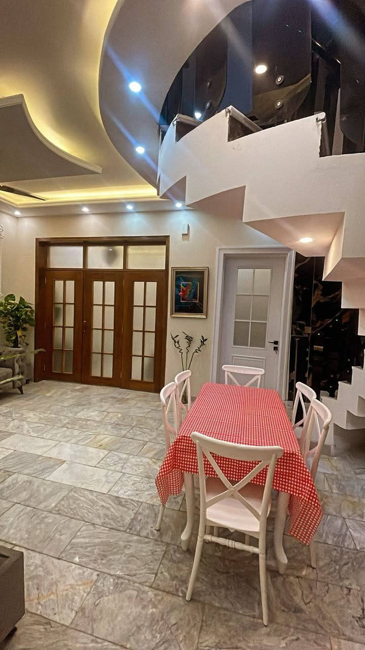 دار للبيع الدوره الجنابي خلف كليه الفرابي مساحه ١٠٠ م واجهه ٧م ثلاث غرف نوم سويت صاله مطبخ حمامات استفسار مكتب الركن الذهبي ***********
