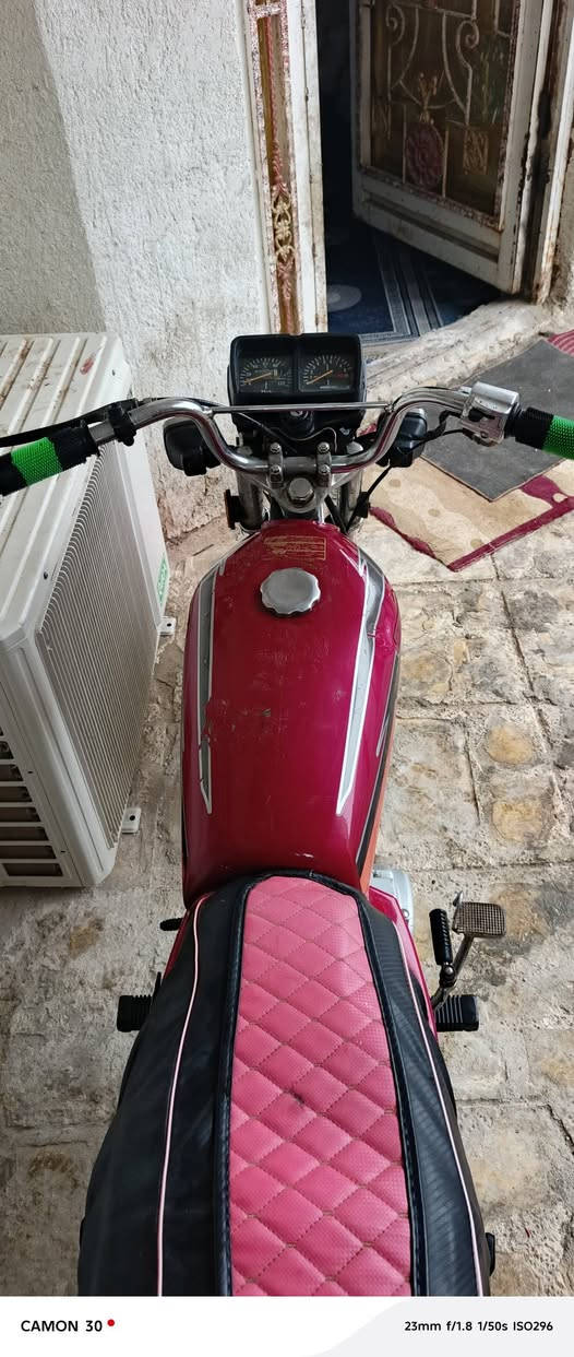 سلام عليكم دراجه للبيع موديل 20اوراق مجفتئ بس بستم الرفاعي طريق ابو الماش 500وبيهه مجال رقم راعيهئ ***********
