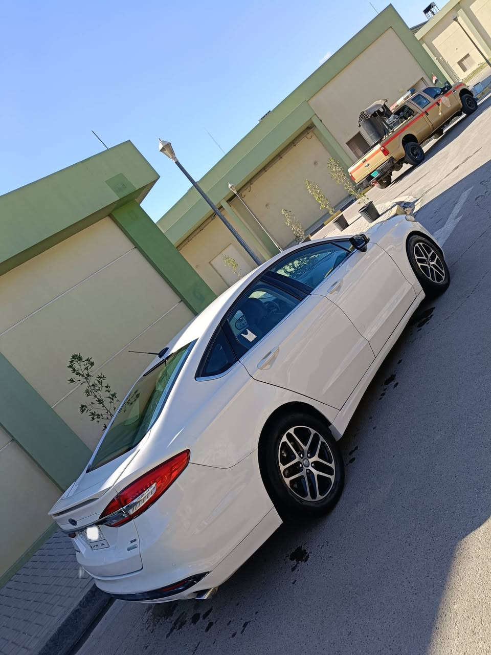 السلام عليكم فورد فيوجن موديل 2018 فول واحد عل واحد عدا الفتحه تحكم ستيرا اربع جهات كشنات جلد مخمل كرسي كهرباء شاشا كبيرة كامرة دواره سماعات سستم صوت 
تبريد قطعتين ثلج تدفئه بصمه سيارة جديدة استخدام شخصي ماشيه 98 الف شاشا اعطال لايت زنون تخم تاير ويل كب محرك 1500 تيربو مكينه كير صدر تبريد كله جديد
ادامه عامه للسياره بحيث متتعب حتى دهن جديد حادث جاملغ وشويه من البنيد بيهه 3 قطع صبغ رقم بغداد سنويه بعدها ممنتهيه تحويل مباشر للبيع او مراوس شعندك نزل السعر 122 مكاني بغداد وهذا رقمي للاستفسار *********** ابو عزوز
