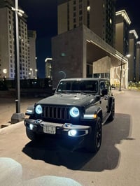 جيب رانكلر 2024 بلكن هايبرد بانزين   ماشيه 20 ميل فول مواصفات 4x4e سقف...